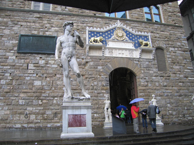 Imitation_David_statue_outside_Uffizi.jpg