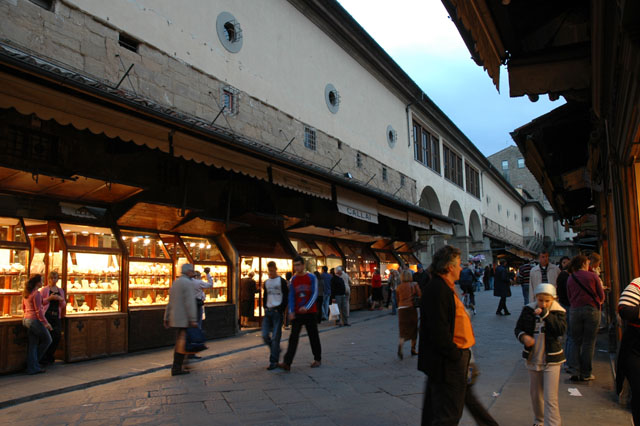 Lots_of_stores_on_the_old_bridge.jpg