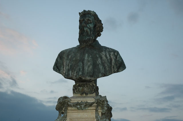 Statue_on_the_Ponte_Vechhio_bridge.jpg