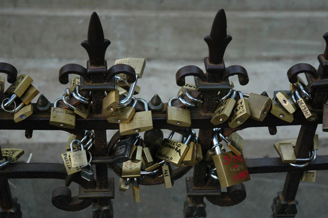 The_locks_on_the_Ponte_Vecchio.jpg