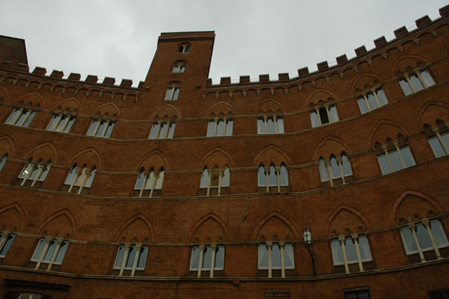 Buildings_in_teh_Piazza_del_Campo.jpg