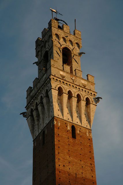 Closeup_of_plaza_tower.jpg