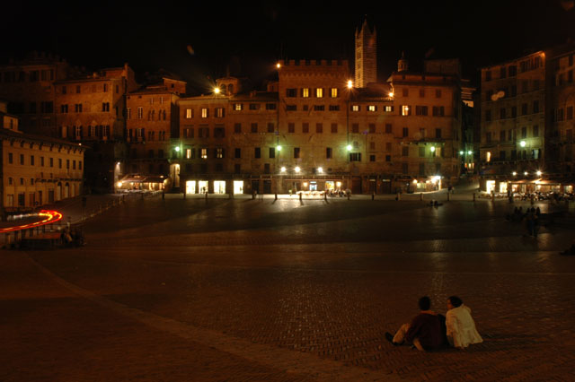 Couple_relaxing_in_the_Piazza_Del_Campo.jpg