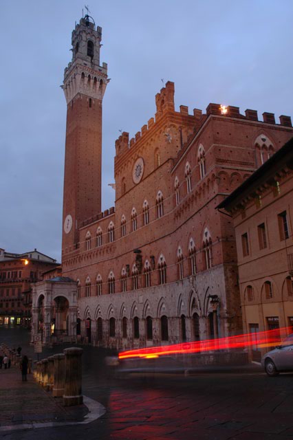 The_Gothic_Palazzo_Pubblico_just_before_dark.jpg