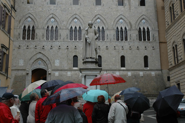 Tourists_and_locals_stop_to_admire_a_statue.jpg