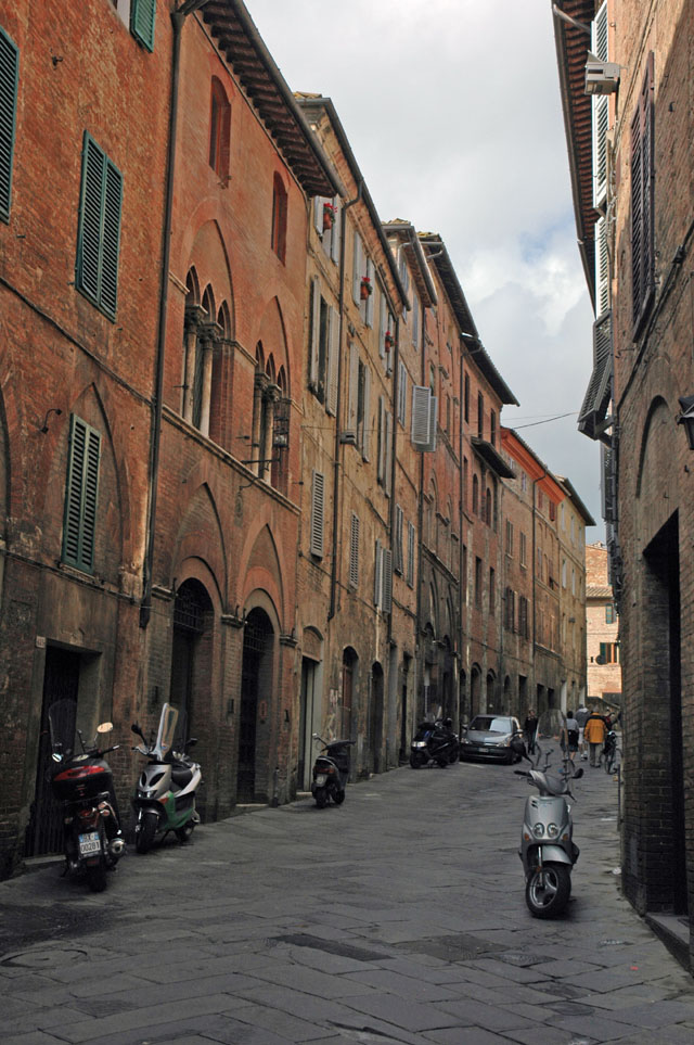 Typical_Sienna_street.jpg