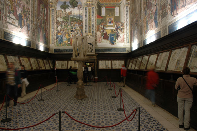 Viewing_the_art_in_the_Duomo.jpg