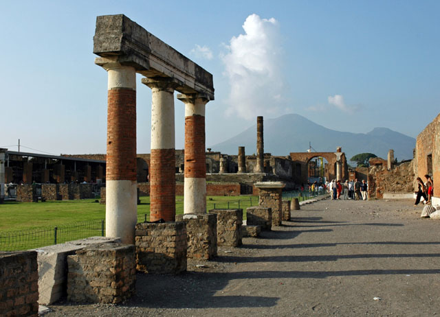 Here_you_can_see_Vesuvius_Volcano_still_active_nearby.jpg