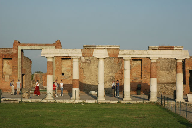 More_ruins_and_tourists.jpg