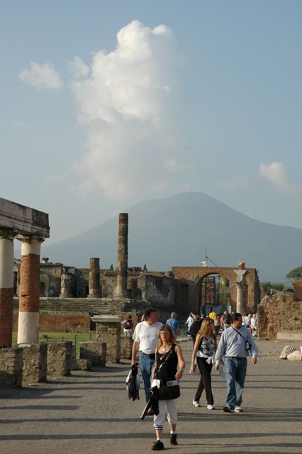 Vesuvius_still_smoking.jpg