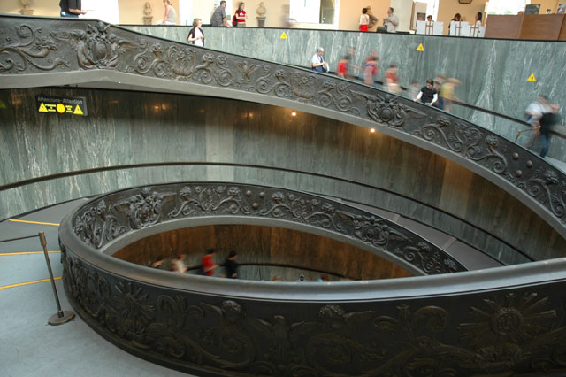 Stairs_in_the_Vatican_musuem.jpg