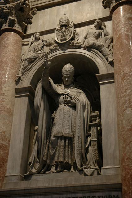 Statue_inside_St_Peters.jpg