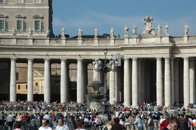 The_line_to_get_into_St_Peters_Cathedral.jpg