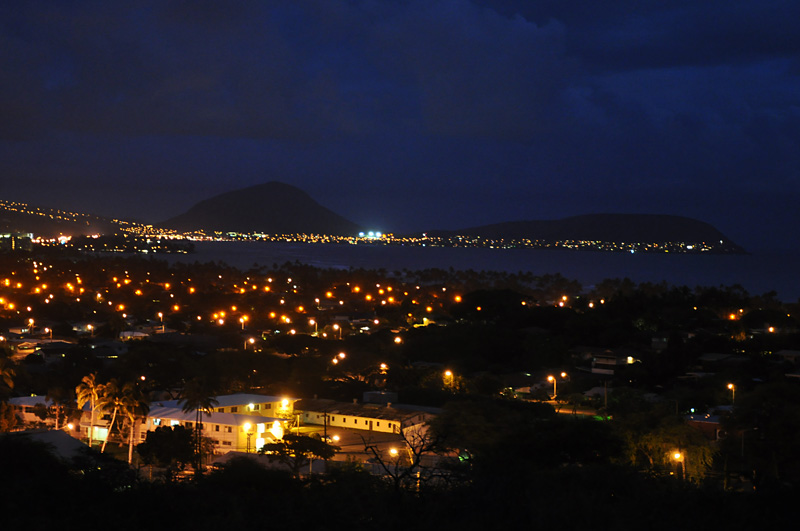 Koko crater from Diamondhead at night.jpg