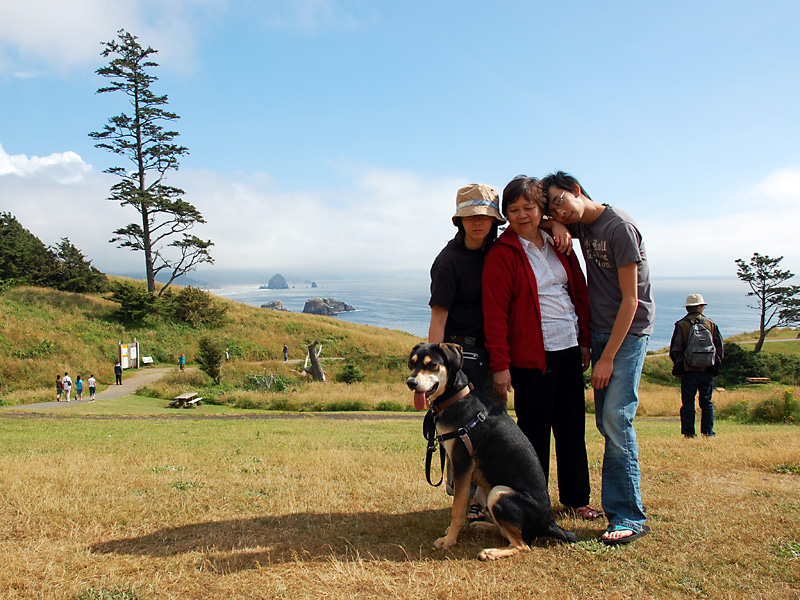 Charlotte, Mom, Francis, and Mulder at Ecola SP.jpg