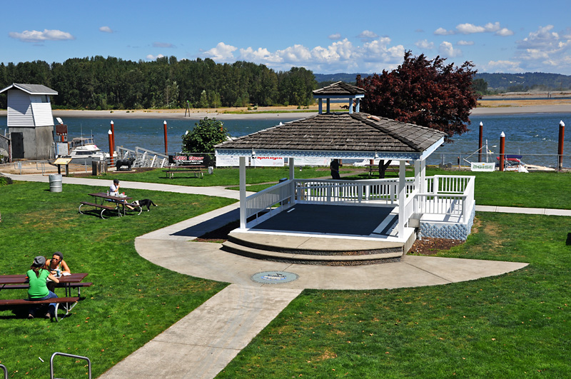 Waterfront park in St Helens along the Columbia River.jpg