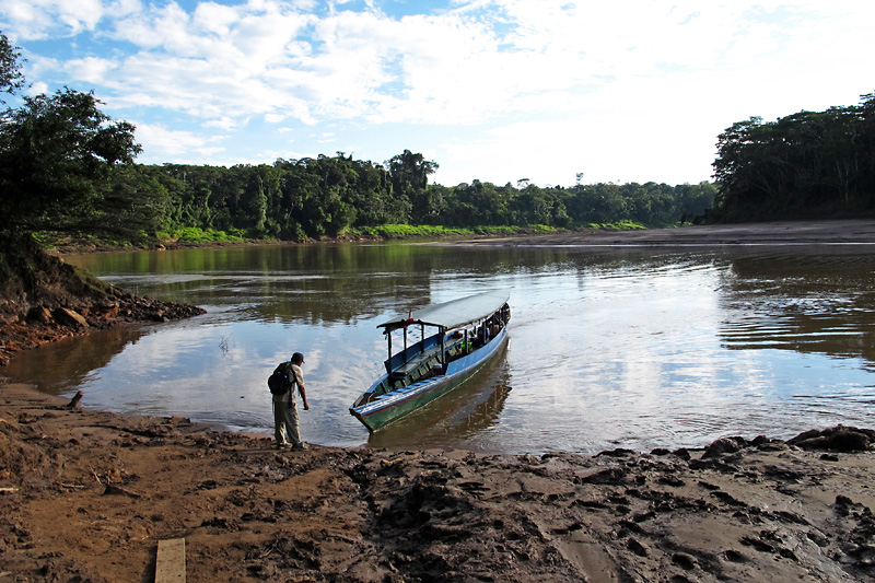 Juan Carlos helps guide the boat in.jpg