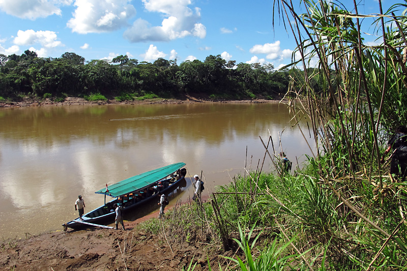 Tourists loading up the boat.jpg