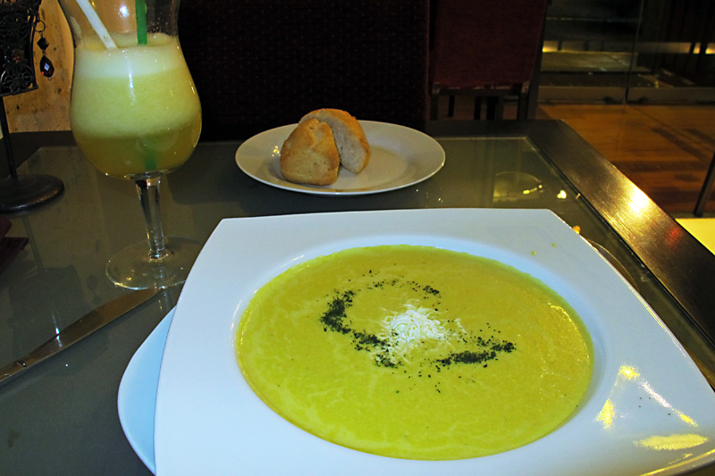 Arequipa papaya drink and quinoa soup