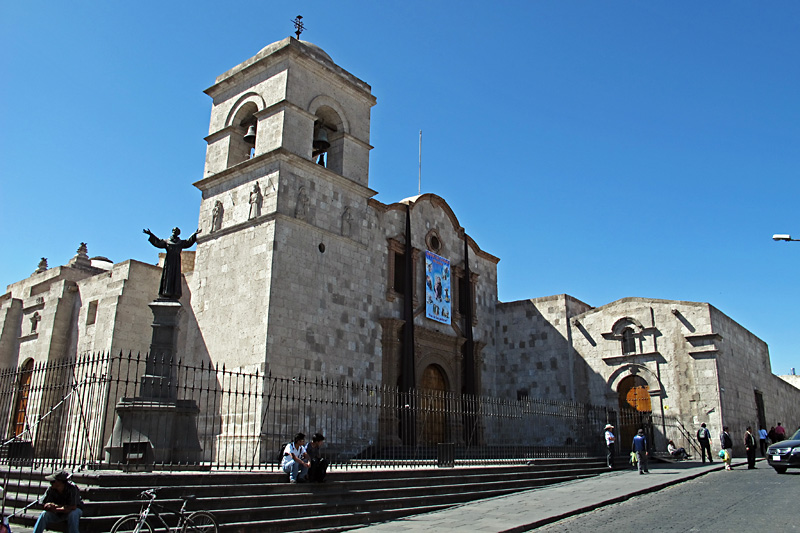 Hanging out in the plaza de armas