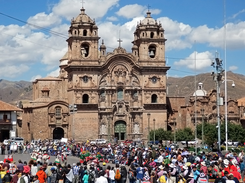 Crowds amass at the Plaze de Armas