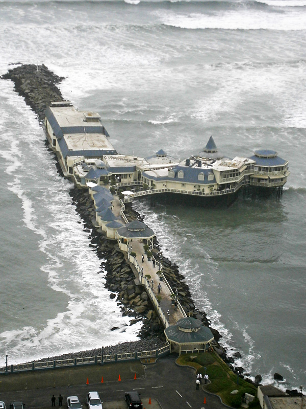 Pier in Miraflores.jpg