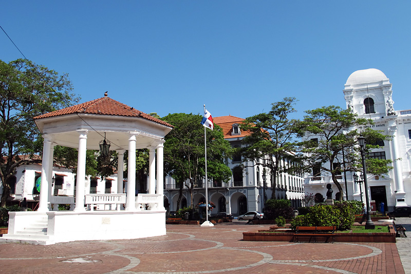 One of the plazas in Casco Viejo.jpg