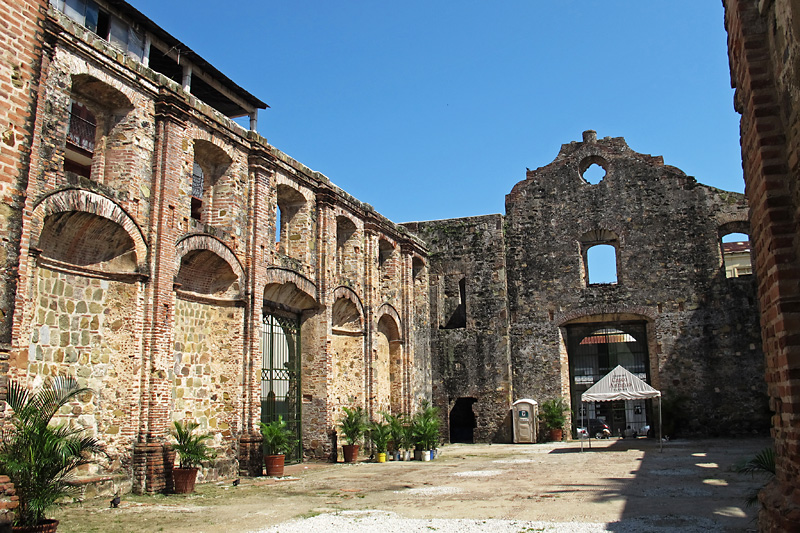 Some ruins in Casco Viejo.jpg