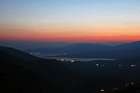 Looking_down_at_the_Corinthian_Gulf_at_night.jpg