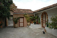 A_modern_day_convent_in_Mystras.jpg