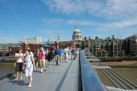 Crowds_cross_the_Millenium_bridge.jpg