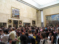 Looking_back_at_the_mob_flashing_their_cameras_at_Mona_Lisa.jpg