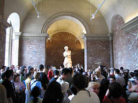 More_crowds_at_Venus_De_Milo.jpg