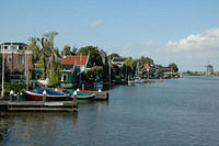 Houses_on_the_river.jpg