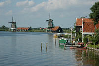 Windmills_on_the_river.jpg