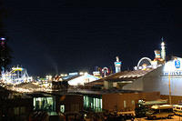 Night_shot_of_Oktoberfest_from_the_side.jpg