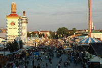 The_crowds_descend_on_the_beer_tents.jpg