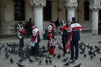 A_group_of_russian_tourists_in_St_Marks_Sqaure.jpg