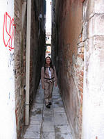 The_narrow_streets_of_Venice.jpg