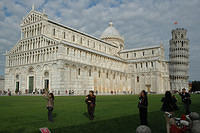 Everyone_taking_their_tourist_shot_with_the_tower.jpg