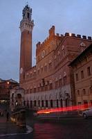 The_Gothic_Palazzo_Pubblico_just_before_dark.jpg