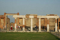 More_ruins_and_tourists.jpg