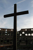 Cross_inside_the_Coliseum.jpg