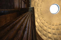 Looking_up_at_the_Pantheon_dome.jpg