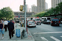 Everyone_is_walking_over_the_Mannhattan_Bridge_after_the_outage.jpg