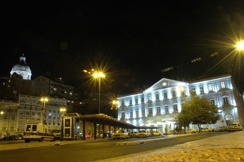 Train_station_at_night.jpg